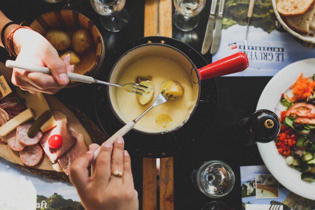 Foto de amigos compartilhando fondue